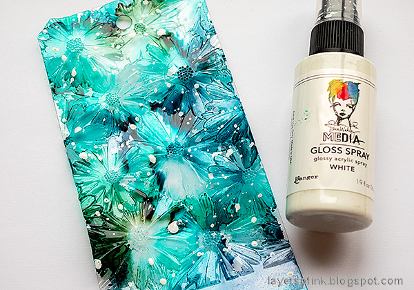 Layers of ink - Cardinal Tag Tutorial by Anna-Karin Evaldsson. Splatter with white acrylic mist.