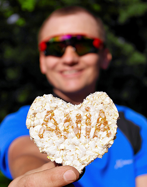 SpotkAnia - napis Ania na sercu z wafla ryżowego