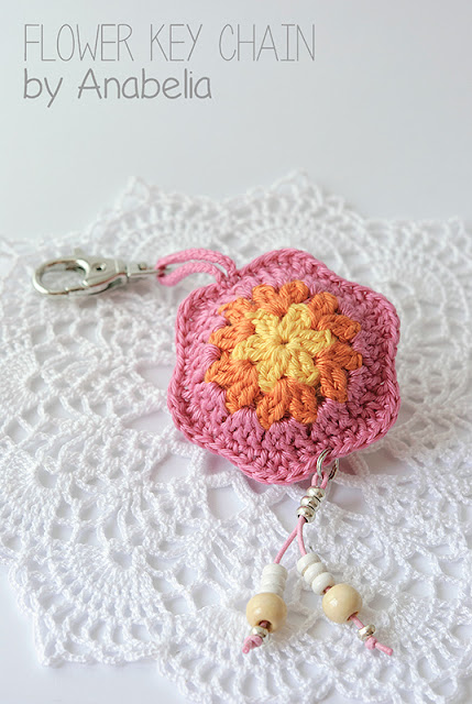 Flower crochet keychain by Anabelia