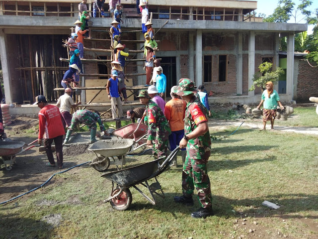 Bagian Dari Ibadah, Babinsa Bersama Masyarakat Melaksanakan Karya Bakti Pengecoran Masjid
