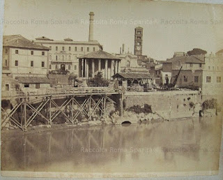 Fuente: https://www.romasparita.eu/foto-roma-sparita/files/2013/04/romasparita_6125.jpg La Cloaca Máxima, en activo desde hace miles de años