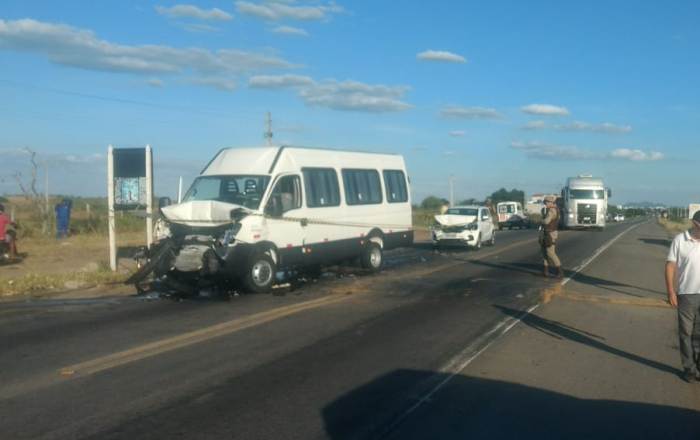 Acidente envolvendo van e Mobi deixa 5 feridos em Riachão do Jacuípe
