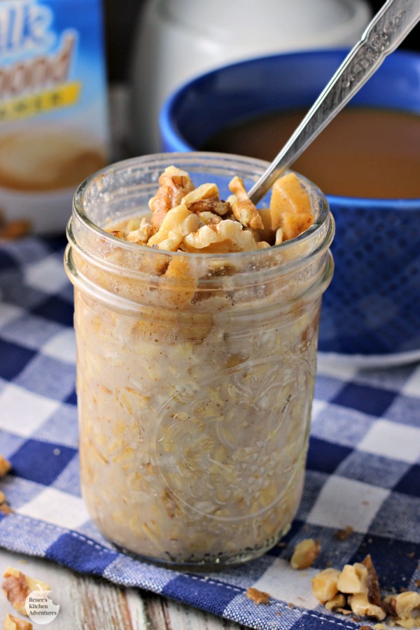 Caramel Apple Overnight Oats | by Renee's Kitchen Adventures - easy recipe for caramel apple flavored no bake oatmeal perfect for breakfast on-the-go! #SilkSiptoSpoon ad #RKArecipes
