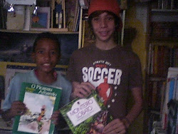 João Pedro e Renan, leitores da Biblioteca Infanto-juvenil Grandes Escritores e Cultura Nacional