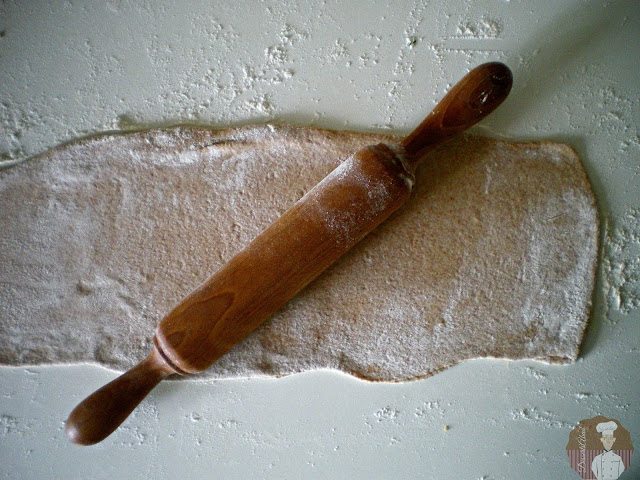 Börek con harina de espelta: extendido de la masa de harina 