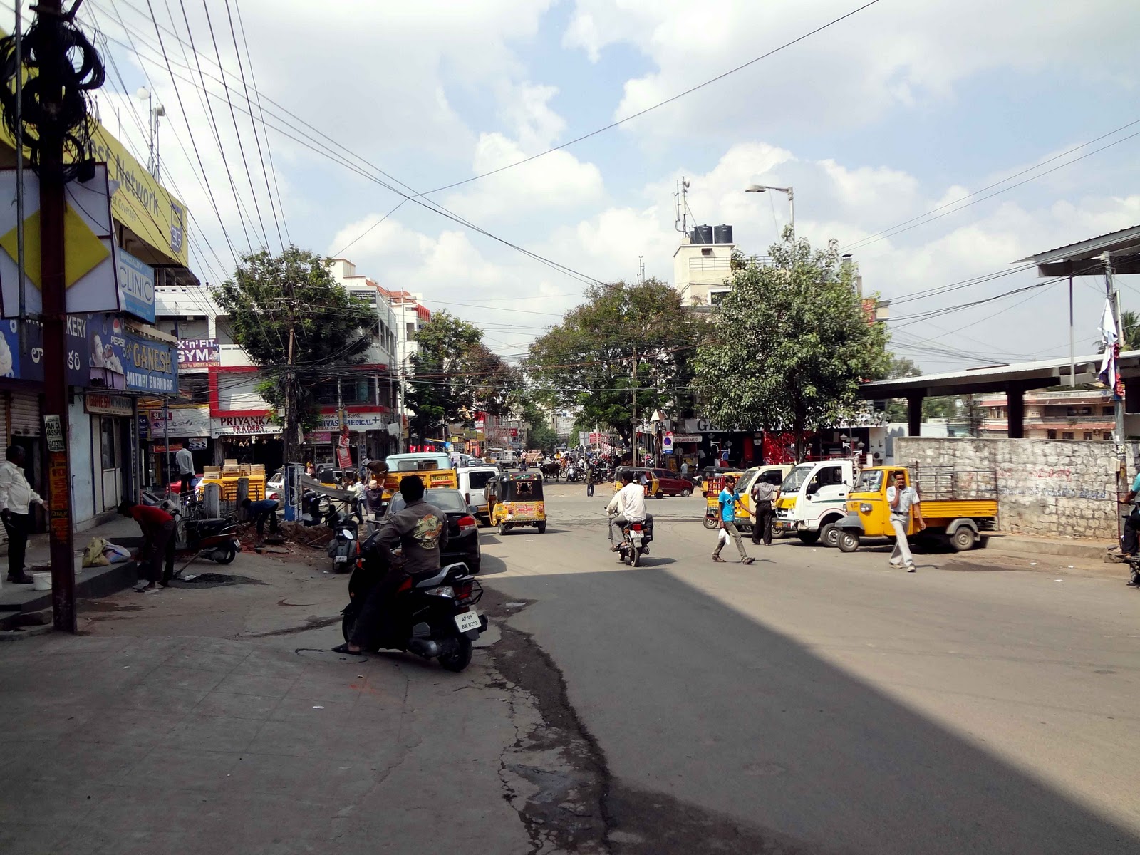 Adventures in Hyderabad, India: Street Pictures and Clothing Explained