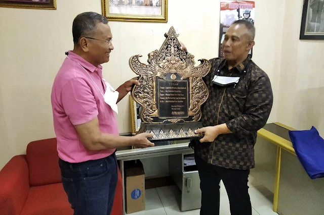 Dahlan Iskan menerima penghargaan dari LPK
