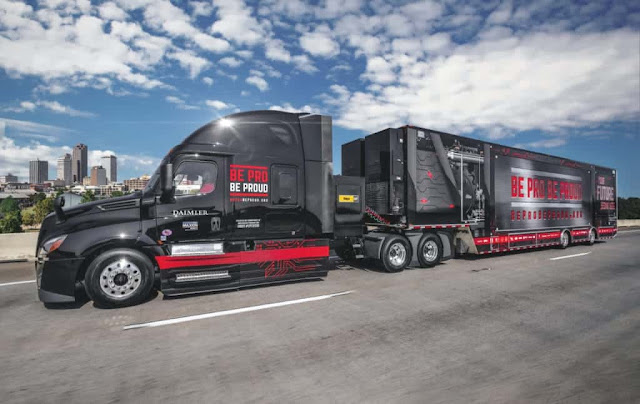 Semi truck carrying the mobile workship