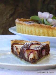 http://salzkorn.blogspot.fr/2011/10/tarte-aux-poires-cardamom-et-chocolat.html