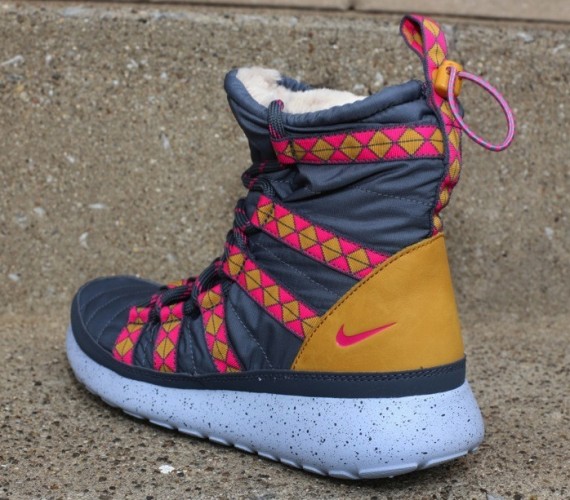 Nike WMNS Roshe Run Winter Boot – Blue – Pink – Brown ~ EffortlesslyFLY