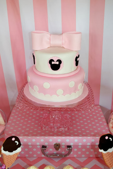 giant pink minnie mouse ribbon cake