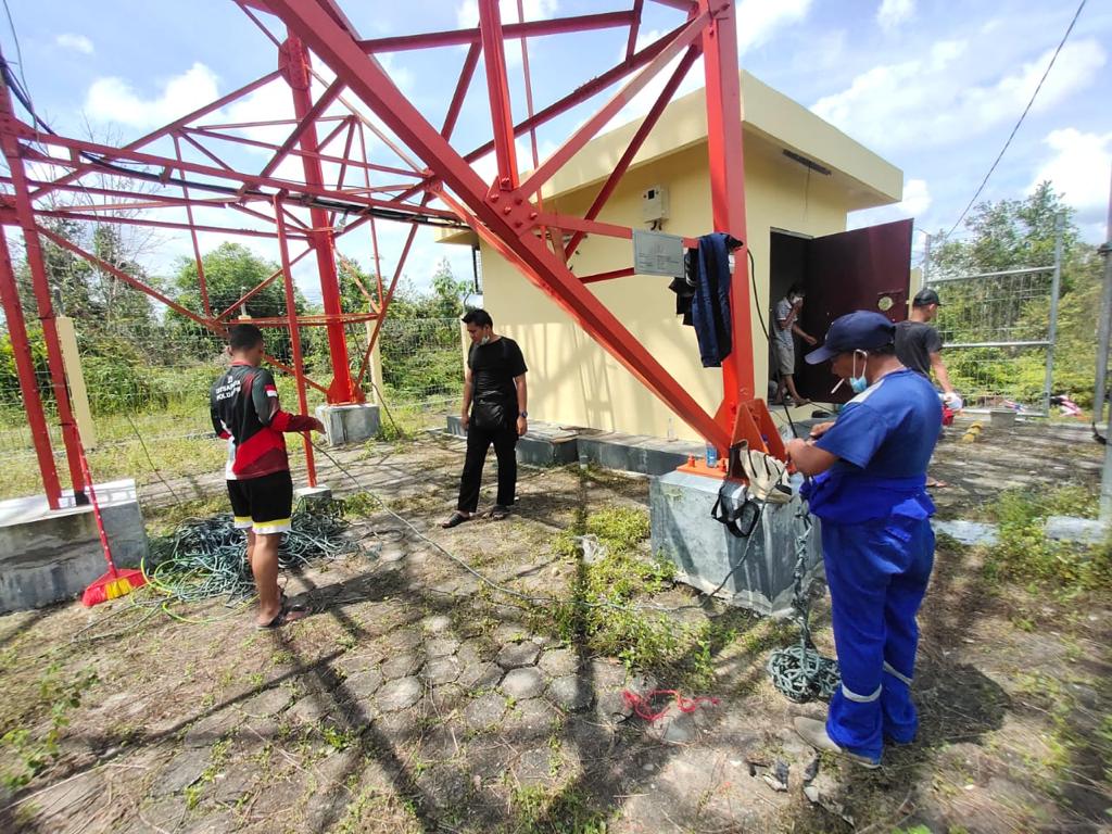 Sitipol Polres Lingga bersama Tim Bid.TIK Polda Kepri Perbaiki Jaringan Komunikasi Polri di Desa Batu Kacang