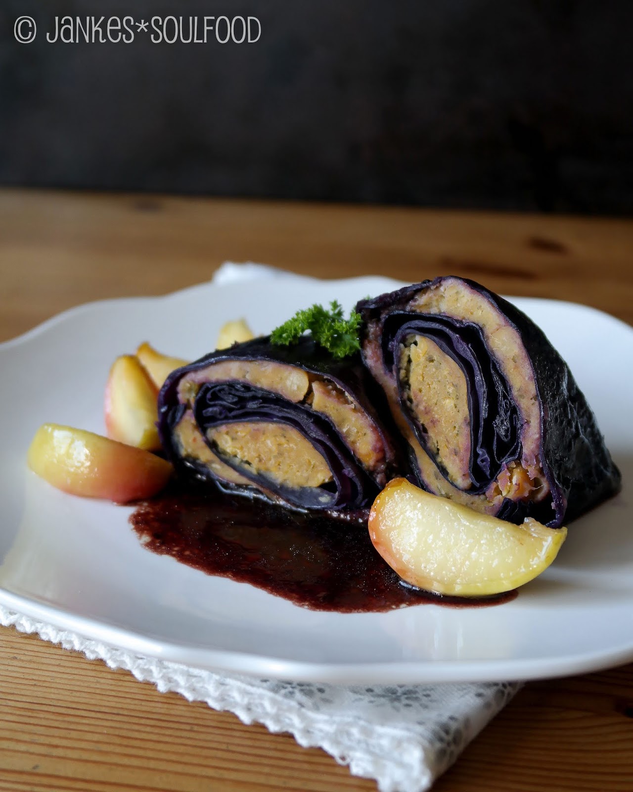 Jankes Seelenschmaus: Rotkohl-Rouladen mit Kichererbsen-Füllung