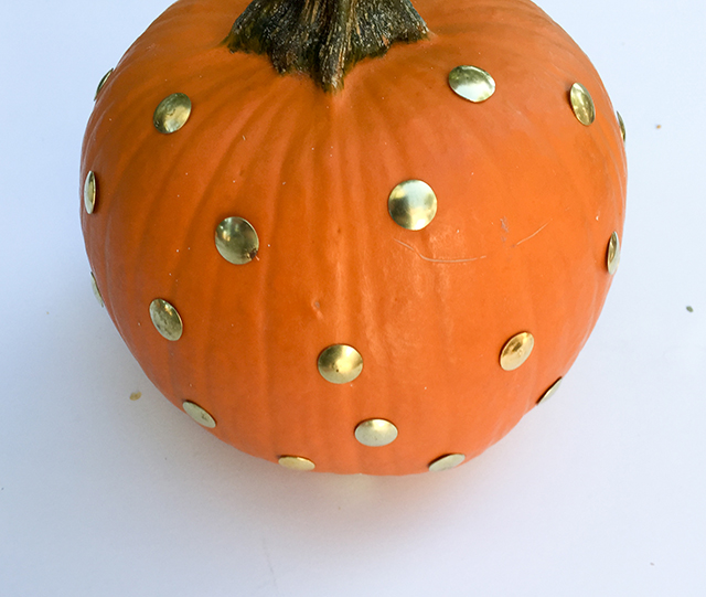 Try this easy and fun DIY push pin pumpkins tutorial. Gold thumb tacks are sure to pump up your pumpkins on a major budget this fall!