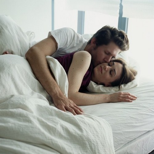 Жена хочет мужа в постели. Объятия в постели. Проснуться с любимым. Просыпаться утром с любимой. Просыпаться с любимым человеком.