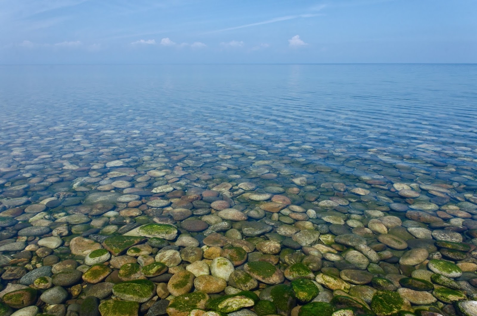 Прозрачность воды в озерах. Озеро Байкал вода. Озеро Байкал прозрачная вода. Прозрачность озера Байкал. Чистая вода Байкала.