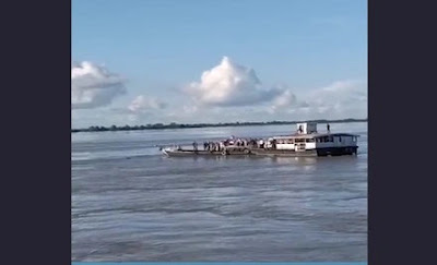 असम में ब्रह्मपुत्र नदी में नाव डूबने का VIDEO वायरल असम में ब्रह्मपुत्र नदी में नाव डूबने का VIDEO वायरल