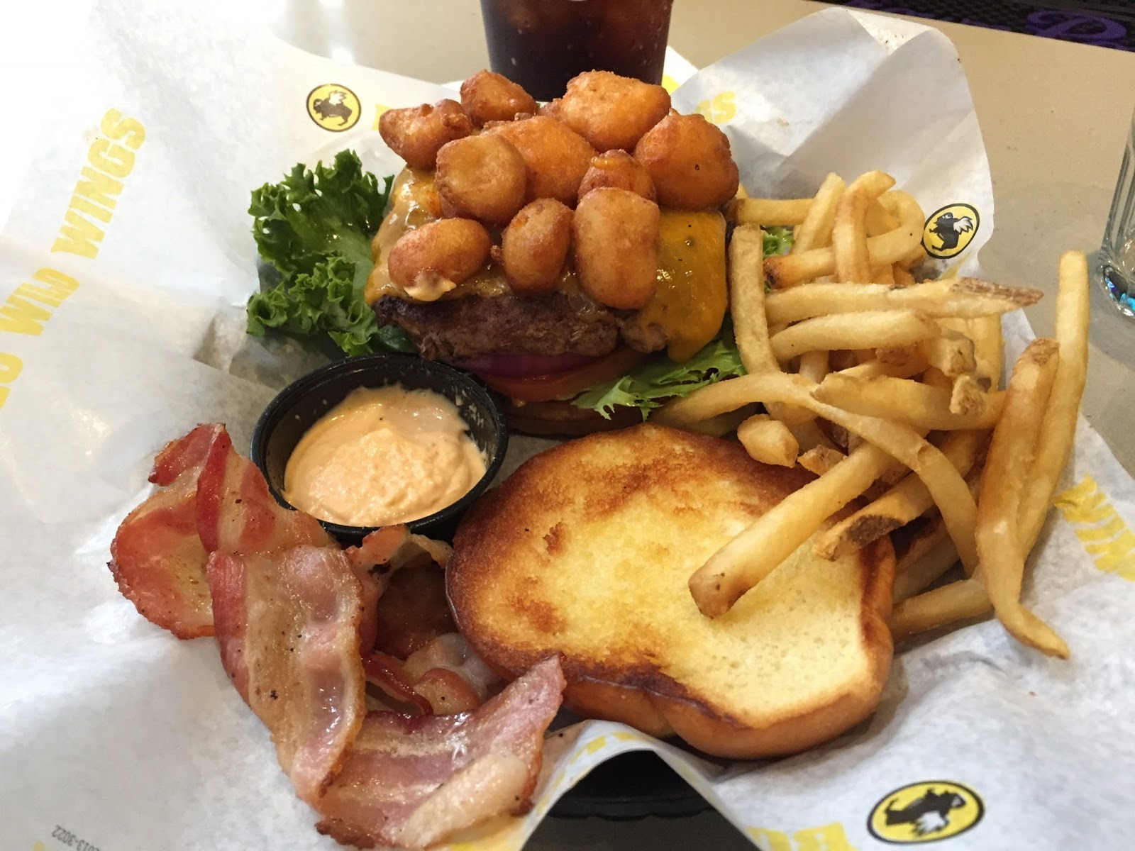 Cheese Curd Bacon Burger From Buffalo Wild Wings / バッファローワイルドウィングスのチーズ