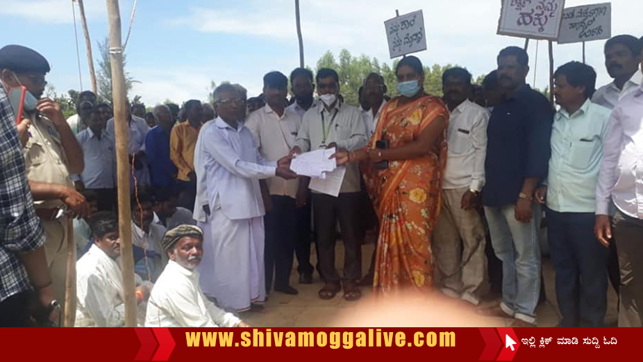 ಪ್ರೌಢಶಾಲೆ ಜಾಗ ಪರಭಾರೆ, ಬೀದಿಗಿಳಿದರು ಹನ್ನೊಂದು ಹಳ್ಳಿಯ ಜನ 8 UDRI%2B1