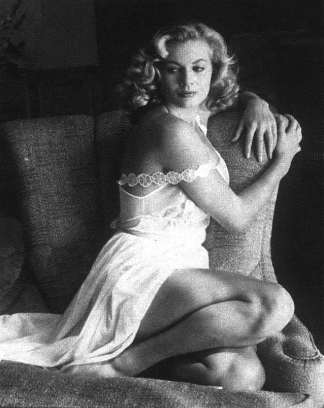 Yesterday Today 30 Gorgeous Photos Of Anita Ekberg In 1954 