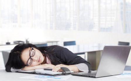 Manfaat dan Keuntungan Tidur Setelah Makan Siang di Tempat Kerja