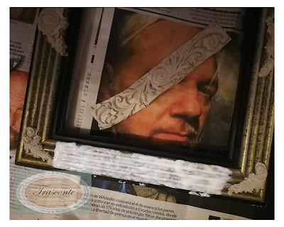 Pegando moldura de pasta de papel en un marco desfasado