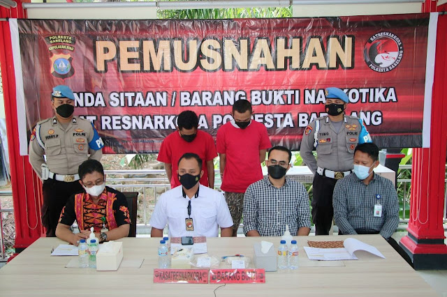 Diamankan dari Dua Orang Tersangka, Satresnarkoba Polresta Barelang Musnahkan Sabu Seberat 717,24 Gram Diamankan dari Dua Orang Tersangka, Satresnarkoba Polresta Barelang Musnahkan Sabu Seberat 717,24 Gram
