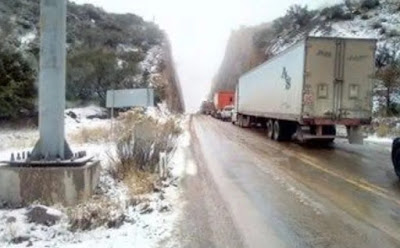 Cierran carreteras tras nevadas en la Sierra de Sonora 