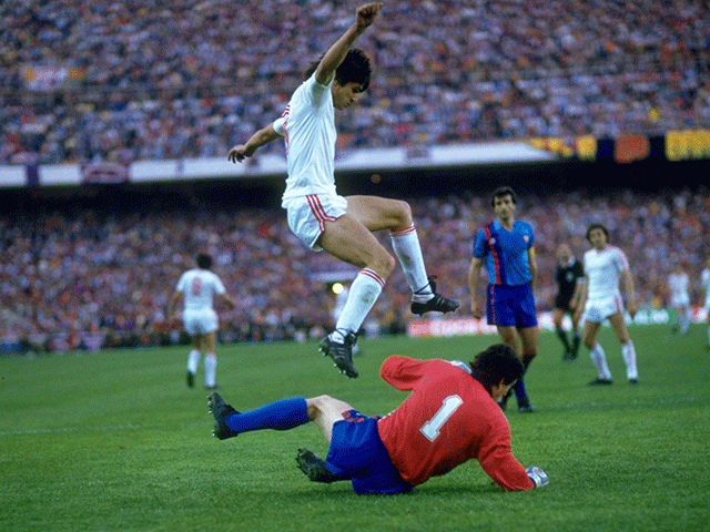 Mais Cinco Minutos - A final da Champions League da temporada 1985-86 já  seria marcante o suficiente por colocar frente a frente Barcelona e a  sensação romena Steaua Bucareste. Na oportunidade, sob