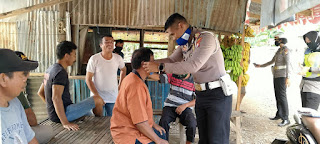 Putuskan Mata Rantai Penyebaran Virus Copid 19, Kasat Lantas Polres Gowa Bersama KBO Bagikan Masker di Sejumlah Titik