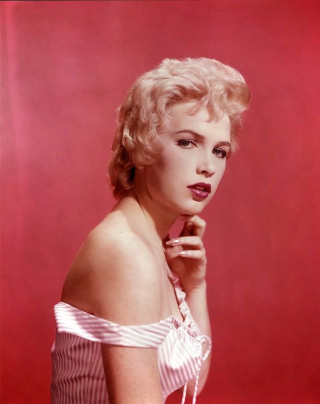 A Hollywood Classic Blonde Bombshell: Glamorous Photos of Stella ...