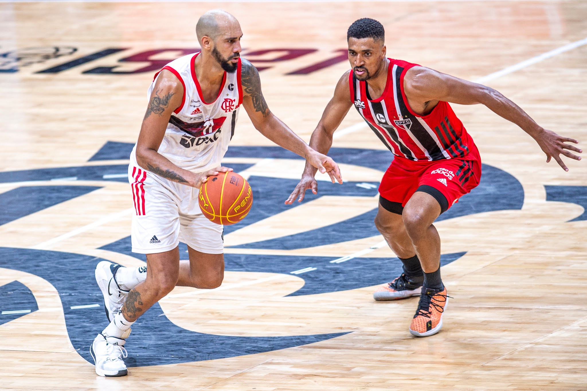 Flamengo vence São Paulo, abre 2 a 0 na final do NBB e fica a um jogo do título Flamengo vence São Paulo, abre 2 a 0 na final do NBB e fica a um jogo do título