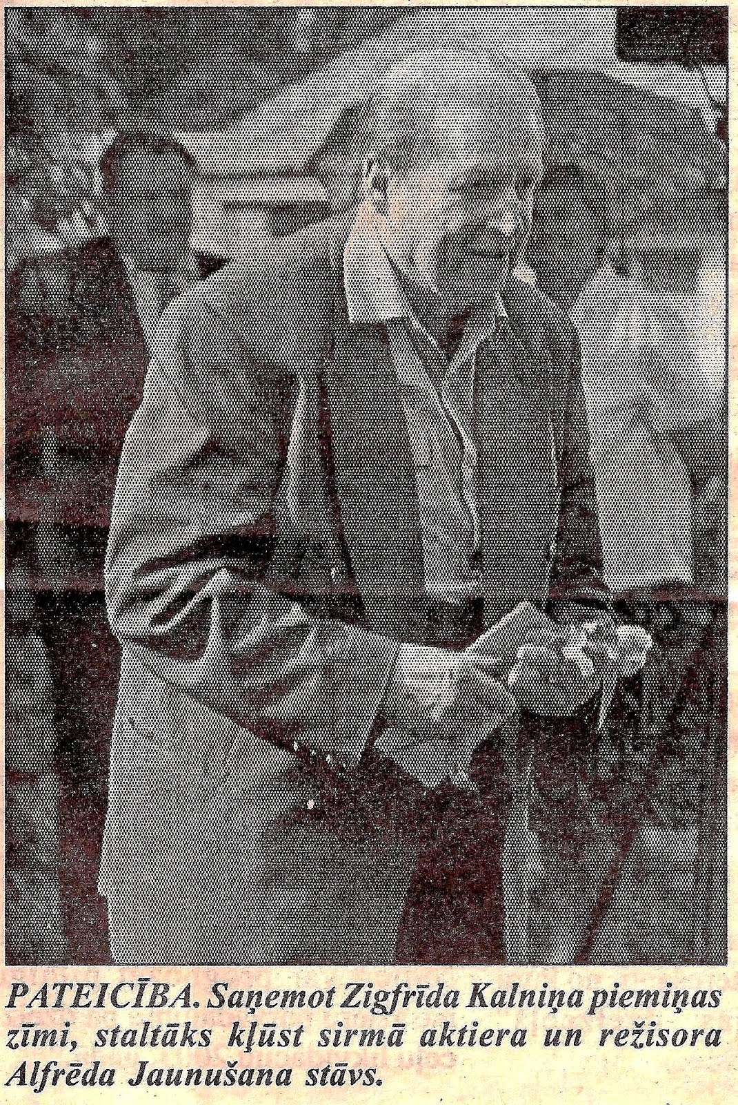 Alfrēds Jaunušāns 2000. gada 5. augustā , saņemot Zigfrīda Kalniņa piemiņas zīmi