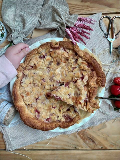 Receta de tarta de queso mascarpone con fresas y crumble de almendras. Tarta sbriciolata. Cheesecake. Postres para el día de la madre. Hojaldre Lidl Horno Cuca