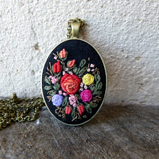 haft rococo, embroidered pendant, haftowane róże, haftowany naszyjnik, naszyjnik z haftem, embroidered jewerly, naszyjnik vintage, medalion z haftem, handmade jewerly, embroidered necklace, vintage jewerly, biżuteria retro, haft na lnie, apretura do nici, wosk do nici,