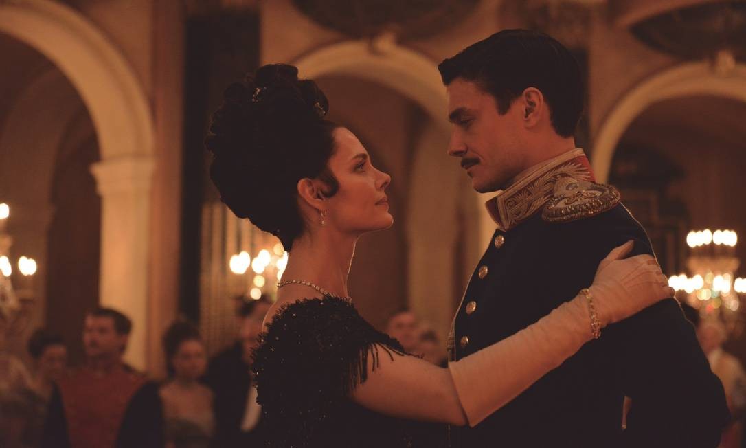 ANNA KARENINA A HISTÓRIA DE VRONSKY Direção de Karen Shakhnazarov ANNA KARENINA A HISTÓRIA DE VRONSKY Direção de Karen Shakhnazarov