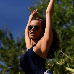 Jennifer Ann  Playing Outdoors Foto 52