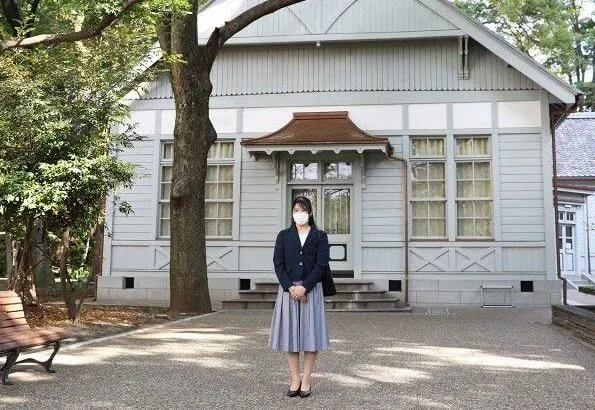 Princess Aiko takes online classes at the Akasaka Imperial Palace every day. Princess Aiko wore a navy blue jacket and a gray skirt