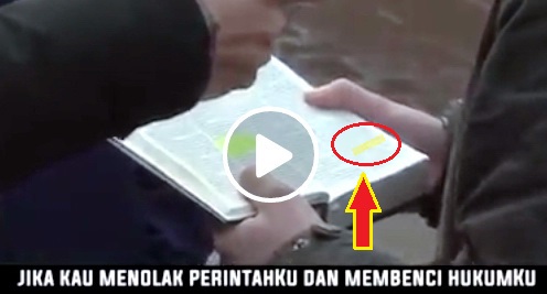 Orang Ini Mengganti Sampul Bible Dengan Quran