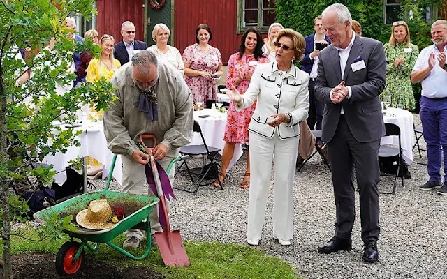 Queen Sonja wore a white tweed blazer from Chanel with white trousers. Norwegian Church Endowment