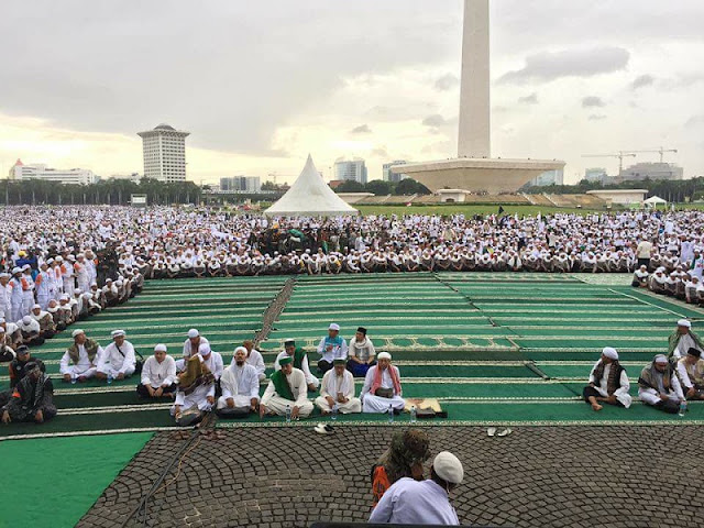 Shaf Paling Depan Aksi Bela Islam Dibiarkan Kosong, Kenapa Ya? Shaf Paling Depan Aksi Bela Islam Dibiarkan Kosong, Kenapa Ya?