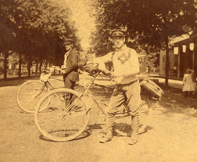 Велосипедист из Питтсбурга Фрэнк Ленц остановился в Уокеша, штат Висконсин, для этой фотографии во время своего мирового турне на велосипеде в 1892 году. (Историческое общество округа Милуоки)