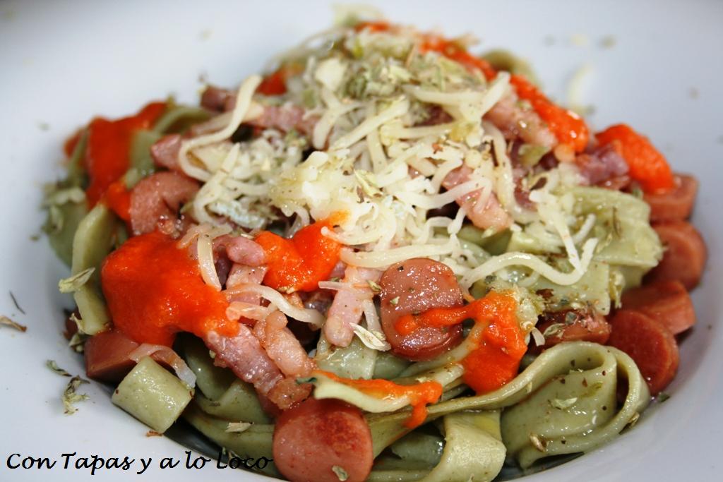 Linguine vegetal con bacon y frankfurt