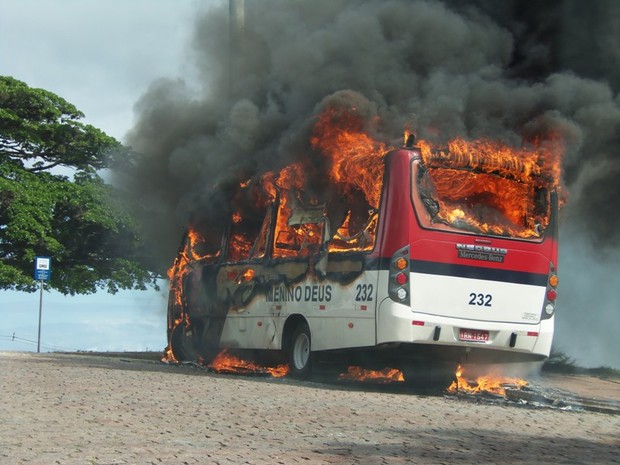 Ônibus e lotação pegam fogo na Zona Sul de Porto Alegre