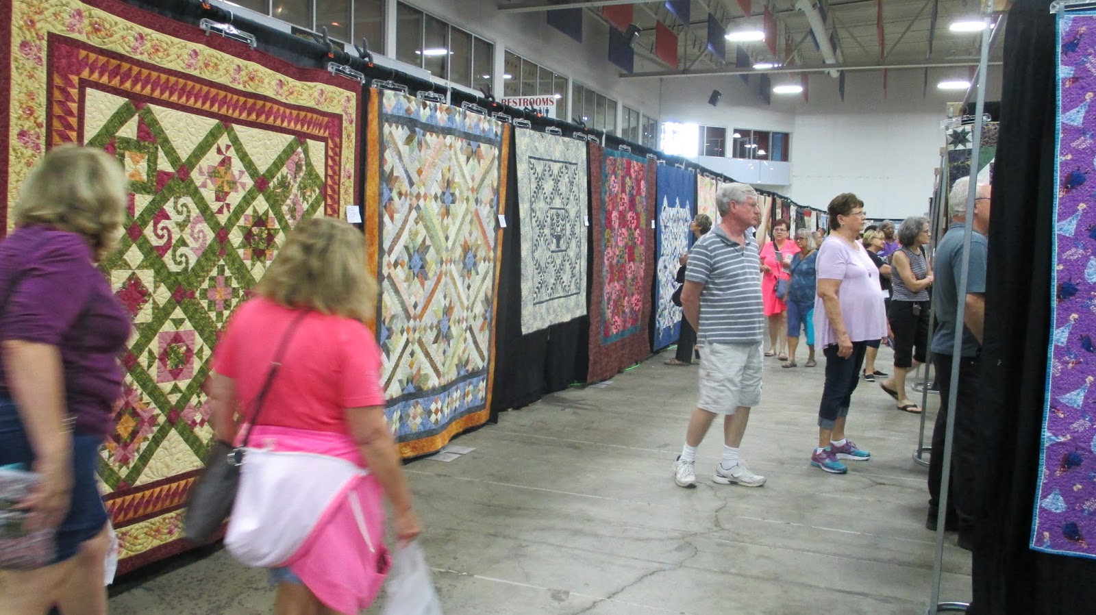 The Literate Quilter Visitng the 2017 Quilters Showcase