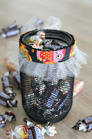 http://theseamanmom.com/diy-halloween-treat-jar/