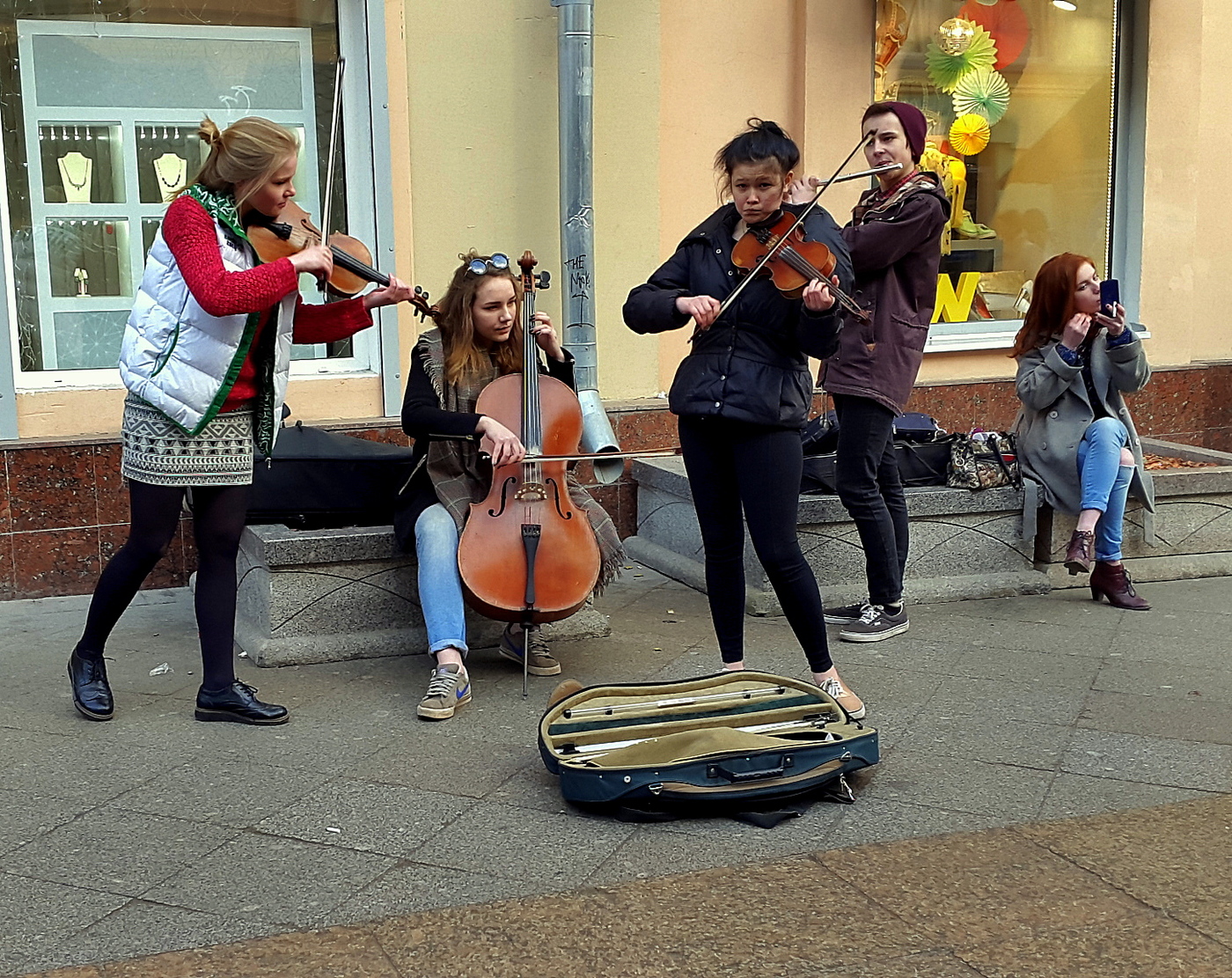 Играют на улице песни. Уличные музыканты. Музыканты на улице. Уличные музыканты группа. День уличных музыкантов.