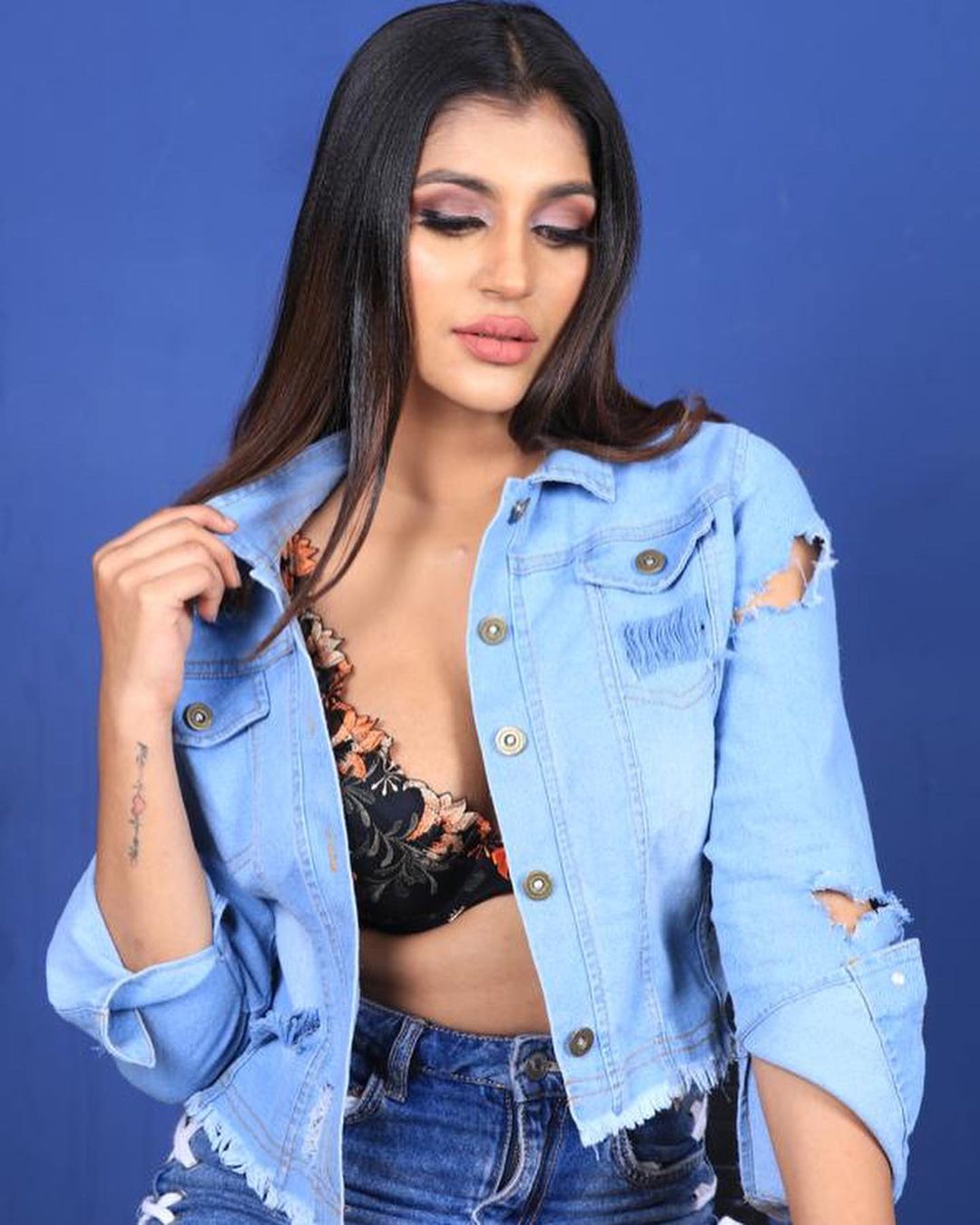Actress Yashika Aannand In Sizzling Glamorous Photos Stills Navel Queens Actress Yashika Aannand In Sizzling Glamorous Photos Stills Navel Queens