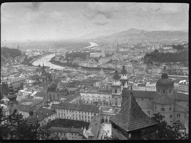 Blick über Salzburg von der Festung Hohensalzburg aus. Film-Negativ 9x13 cm. Vermutlich Ende der 1950er.