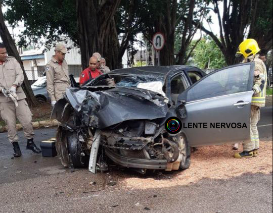 Motorista perde o controle da direção e destrói automóvel ao colidir em árvore – VÍDEO 2 Motorista perde o controle da direção e destrói automóvel ao colidir em árvore – VÍDEO